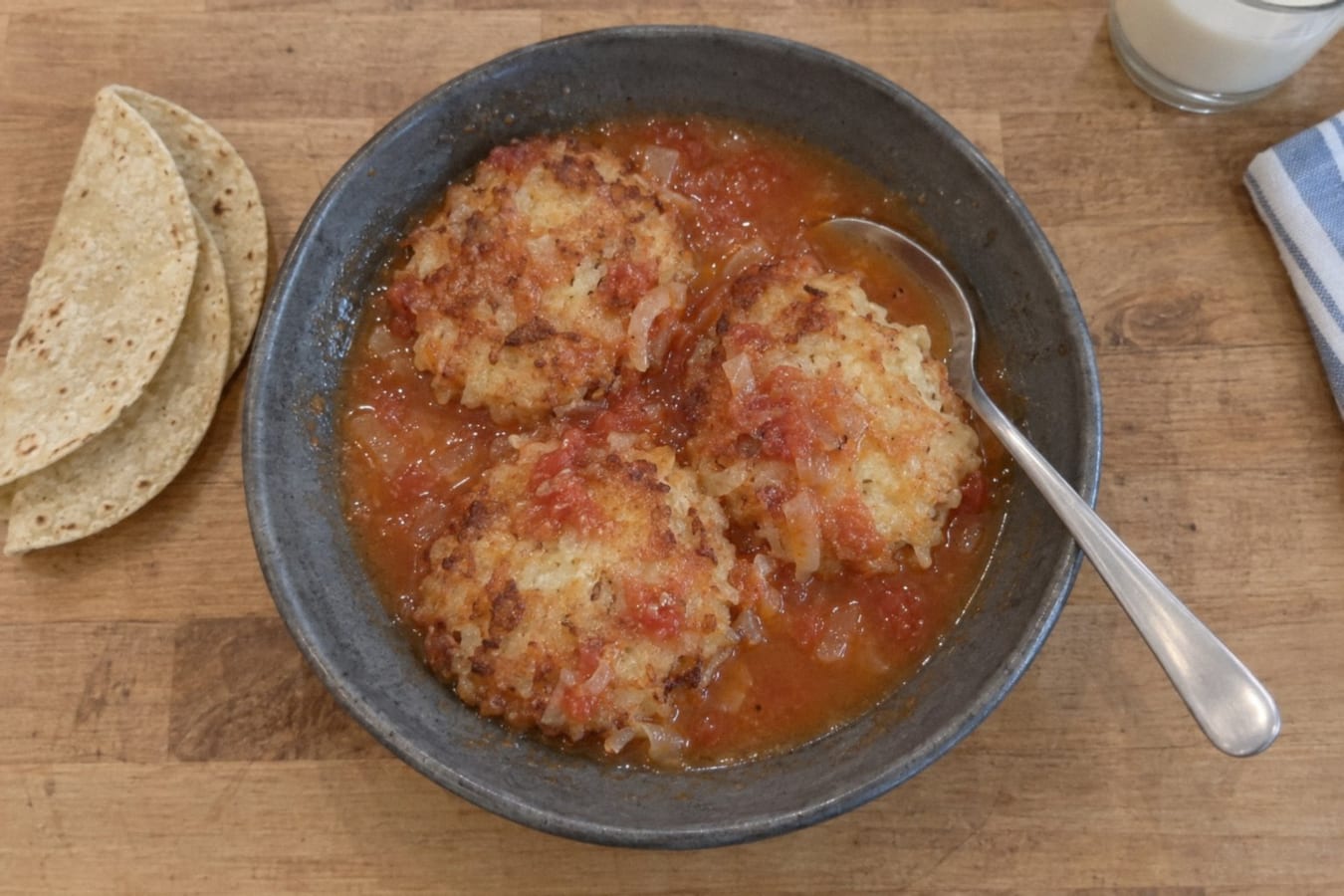 Tortitas de papa – potatisbiffar med ost i tomatbuljong