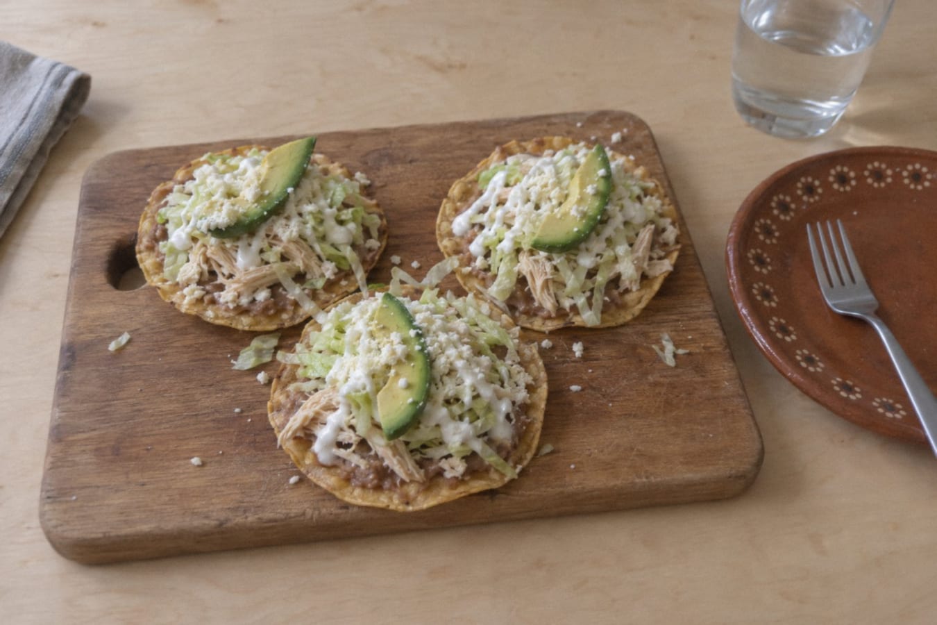Tostadas med kyckling och bönröra