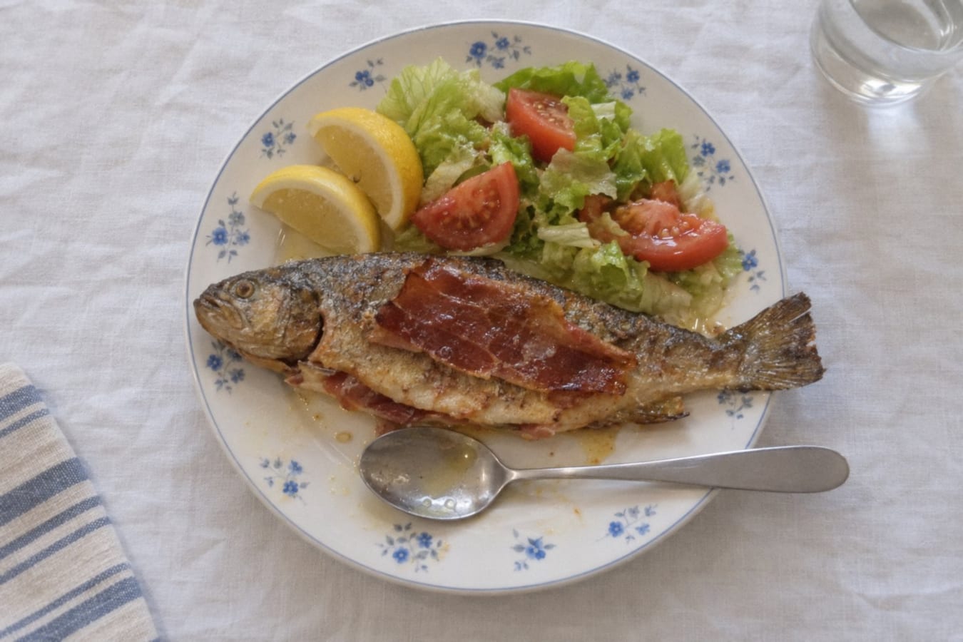 Forell med serranoskinka (trucha a la navarra)