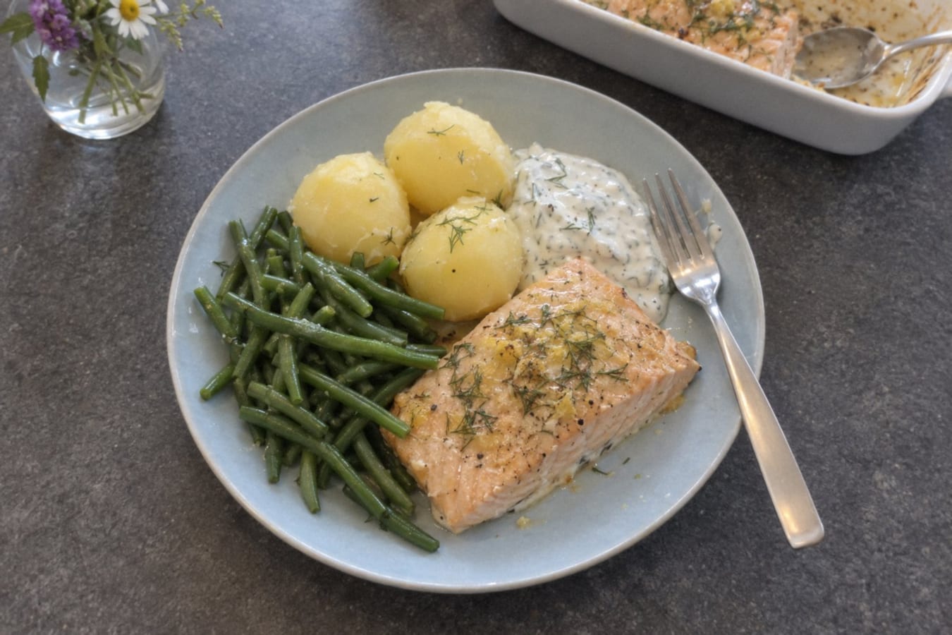 Salmón al horno con limón y eneldo, papas y ejotes