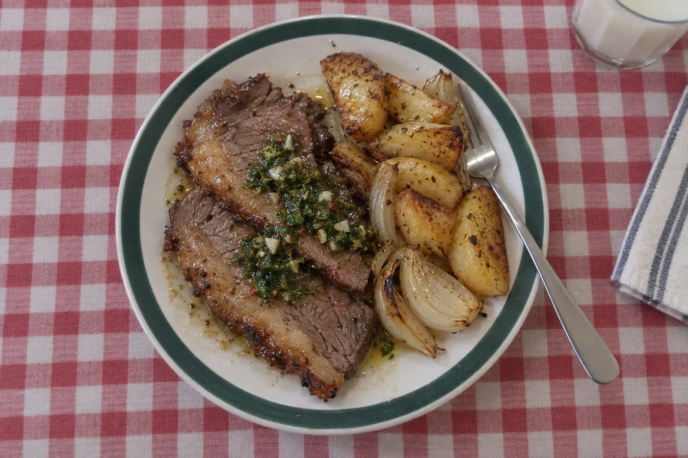 Ugnsstekt vacío (flankstek) med potatis och chimichurri