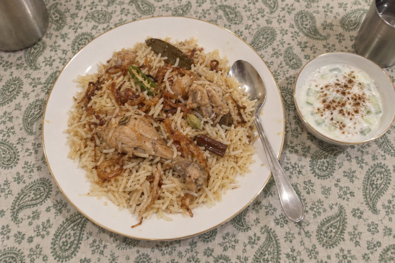 Chicken yakhni pulao with raita