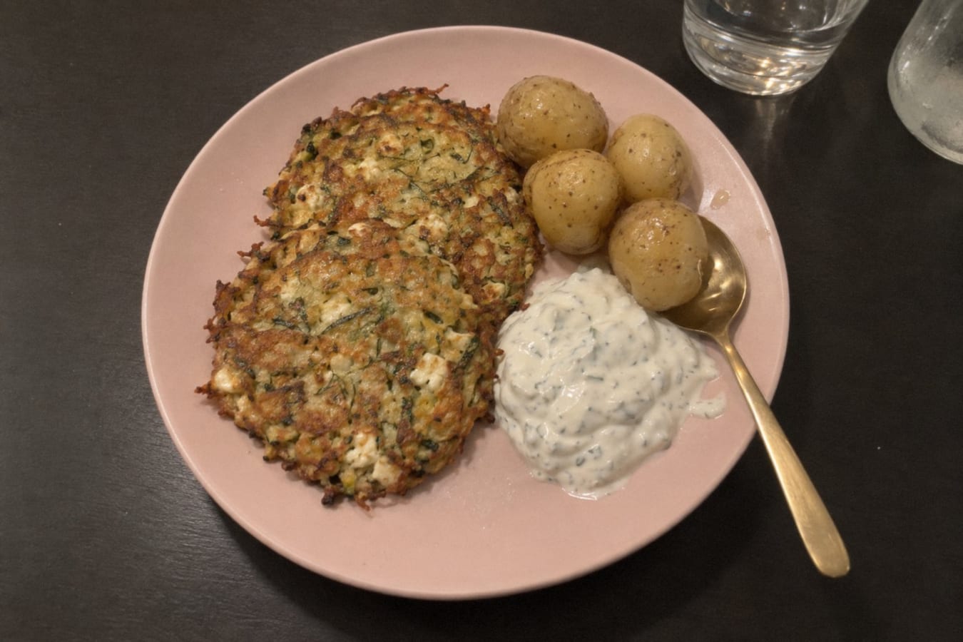 Tortitas de calabacín y queso feta con yogur al ajo y papas